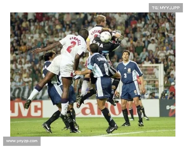 探索坎贝尔在比赛中的位置作用及其对球队战术布局的影响